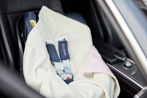 Babydecke für Babyschale Winter aus glattem Baumwollstoff – glatter Baumwollstoff kleine Blätter rosa auf Weiß, Anwendung