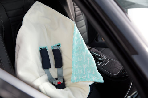 Babydecke für Babyschale Winter aus glattem Baumwollstoff – glatter Baumwollstoff weiße Pfeile auf Blau, Anwendung