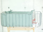 Bettumrandung aus Musselin in Mint im Babybett.