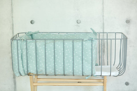Bettumrandung aus Musselin im Design Mint Pusteblumen im Babybett.