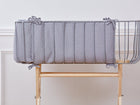 Bettumrandung aus Musselin im Design Grau Punkte im Babybett.