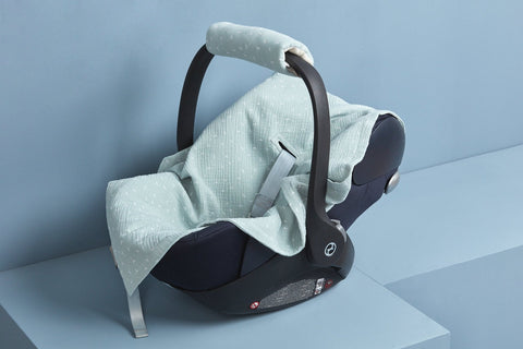 Babydecke für Babyschale Sommer aus weiß bedrucktem Musselin – mintfarbenes Pusteblumen-Motiv, Anwendung