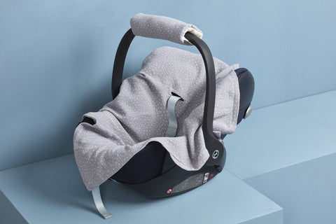Babydecke für Babyschale Sommer aus Musselin-Baumwolle – grau mit Punkte-Motiv, Anwendung