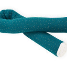 Die lange, biegsame Wickeltischrolle Musselin goldene Punkte auf Petrol der KraftKids GmbH zeigt kleine weiße und gelbe Punkte mit cremefarbenen Enden, die in einer geschwungenen, sich überlappenden Form auf weißem Grund angeordnet sind.