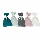 Fünf handgefertigte Musselin-Stoffsäckchen von KraftKids in Grün, Grau, Rosa und Weiß mit goldenen Punkten und weißen Bändern - perfekt als Adventskalender - sind in einer Reihe vor weißem Hintergrund arrangiert.