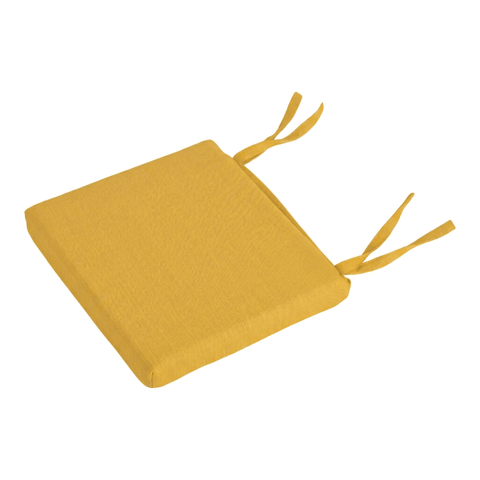 Ein quadratisches, gelbes KraftKids Sitzkissen für Stühle aus Leinen mit zwei Paar Stoffbändern auf einer Seite liegt auf weißem Hintergrund. Das atmungsaktive Material bietet Komfort und eignet sich ideal als modernes Sitzaccessoire.