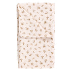 Die KraftKids Babydecke Musselin Zweige braun ist eine gefaltete, hellbeige Musselin-Decke mit einem dezenten Muster aus kleinen braunen Zweigen, die gleichmäßig über den Stoff verteilt sind.