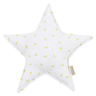 Das Sternkissen Musselin gelbe Zitronen von KraftKids ist weiß, personalisierbar und mit kleinen, gelben Zitronenmustern sowie beigem Stoffetikett - ideal für das Kinderzimmer.