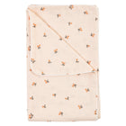 Die KraftKids Babydecke Musselin Kirschen ist eine gefaltete, hellpfirsichfarbene Decke mit einem verstreuten Kirschenmuster. Eine Ecke ist umgeschlagen, so dass die Rückseite zu sehen ist, was diese Babydecke zu einem bezaubernden Schmuckstück für jedes Kinderzimmer macht.