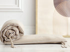 Bettumrandung aus Musselin in Beige im Babyzimmer.