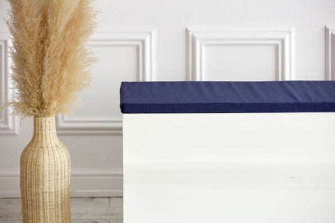 Eine hohe Vase mit Pampasgras steht neben einer weißen Bank mit der KraftKids GmbH Sitzauflage für Ikea TROFAST Leinen blau dunkelblau, die vor einer getäfelten weißen Wand für ein ruhiges, gemütliches, handgemachtes Europa-Gefühl sorgt.