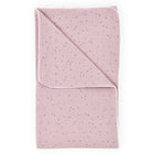 Die KraftKids Babydecke Musselin goldene Punkte auf Rosa ist eine weiche, hellrosafarbene Baumwolldecke mit kleinen goldenen Punkten und weißem Saum, die so gefaltet ist, dass beide Seiten sichtbar sind. Perfekt zum Kuscheln für Ihr Kleines.