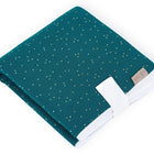 Die KraftKids Reisewickelunterlage Musselin goldene Punkte auf Petrol ist die ideale platzsparende Wickelauflage oder Reiseauflage für unterwegs - stabil, kompakt und praktisch mit goldenen Punkten und weißem Rand.