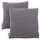 Zwei quadratische KraftKids Kissenbezüge Musselin goldene Punkte auf Grau mit kleinen weißen und goldenen Punkten überlappen sich auf weißem Hintergrund, jeweils mit einem beigen Stoffanhänger - ideal zur Aufwertung jeder Bettwäschekollektion.