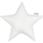 Das KraftKids Sternkissen Leinen Natur Braun ist ein sternförmiges Leinen-Kissen in Naturbraun mit einem kleinen beigen Anhänger, perfekt um dem Kinderzimmer einen gemütlichen Touch zu verleihen, abgebildet auf einem schlichten weißen Hintergrund.