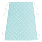 Der KraftKids Sonnensegel weiße Halbkreise auf Pastelmint ist eine pastellmintfarbene Baumwollschürze mit weißem Halbkreismuster und passenden weißen Bändern, die flach auf einem weißen Hintergrund liegt.