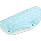 Der KraftKids Kinderwagenmuff weiße Pfeile auf Mint ist ein aquablauer Handsack mit weißem Pfeildesign, Metalldruckknöpfen und weichem weißen Futter, das die Hände bei kühlen Spaziergängen warm hält.