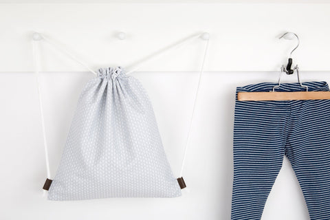 Turnbeutel kleine Blätter hellgrau auf Weiß