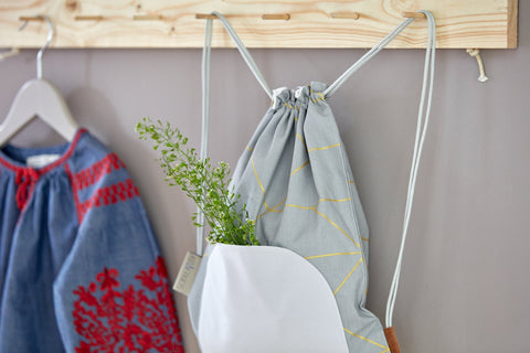 Turnbeutel goldene Linien auf Grau