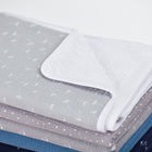 Die KraftKids Wickelunterlage Musselin grau Pusteblumen besteht aus weichem grauem Musselin mit Pusteblumenmuster und kuscheligem weißem Futter - ideal für stilvolle, bequeme Windelwechsel jederzeit und überall.