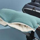 Der Kinderwagenmuff Musselin nilblau von KraftKids hält Ihren Kinderwagen kuschelig in grün und weiß, perfekt für kühle Tage. Handgenäht für extra Komfort.