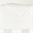 Das KraftKids Bettwäscheset Musselin zeigt sich in Weiß mit dezenten goldenen Punkten, sorgfältig gefaltet und auf einem weißen Untergrund vor neutralem Hintergrund präsentiert.