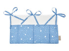 Die KraftKids Betttasche abgerundete Dreiecke weiß auf Blau ist ein handgefertigter blau-weißer Organizer für das Kinderzimmer, mit drei oberen Schleifen, kleinen weißen geometrischen Mustern, Seitenetikett und praktischen Taschen.