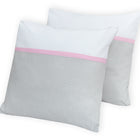 Zwei quadratische KraftKids Kissenbezüge Unigrau Karo grau mit weißem Oberteil, rosa Karostreifen und grauem Gingham darunter, leicht überlappend auf weißem Hintergrund - ideal, um Ihre Bettwäschesammlung zu ergänzen.