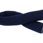 Das KraftKids Wickeltischumrandung Musselin dunkelblau ist ein langes, zylindrisches Körperkissen in dunkelblau mit weißer Paspelierung an den Enden, das sich auf weißem Hintergrund aufrollt.