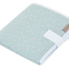 Die KraftKids Reisewickelunterlage Musselin mint Pusteblumen ist eine hellgrüne, platzsparende Wickelunterlage mit weißem Pusteblumen-Print - ideal als stylische Reiseauflage oder Wickelauflage für Unterwegs.