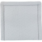 Die KraftKids Wickelauflage Musselin grau Pusteblumen ist eine weiche, hellgraue, rechteckige Wickelauflage mit erhabenen Rändern und einem dezenten, weißen Pusteblumen-Print, der für den Komfort Ihres Babys sorgt.