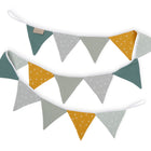 Die KraftKids Wimpelkette Pusteblumen auf Gelb und Grau besteht aus zwei handgefertigten Stoffgirlanden mit senfgelben, hellgrauen und blaugrünen Dreiecksfahnen, die jeweils mit weißen Mustern verziert sind - die perfekte Kinderzimmer-Deko in sanftem Schwung.