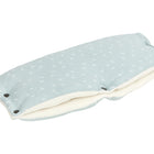 Der KraftKids Kinderwagenmuff Musselin mint Pusteblumen ist ein weicher, hellblauer Handsack mit weißem Pusteblumenmuster und cremefarbenem Futter - perfekt, um die Hände auf kühlen Spaziergängen warm zu halten.