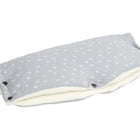 Der KraftKids Kinderwagenmuff Musselin grau Pusteblumen ist ein rechteckiger, grauer Handmuff mit weißem Pusteblumenmuster, kuscheligem Fleecefutter und schwarzen Eckknöpfen - perfekt, um die Hände unterwegs warm zu halten.