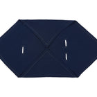 Eine flache, rautenförmige KraftKids Babydecke für Babyschale Sommer aus dunkelblauem Musselin mit vier Knopflöchern und umgenähten Kanten liegt auf weißem Hintergrund.