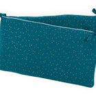 Zwei rechteckige KraftKids Bettumrandung Nestchen in Petrol mit goldenen Punkten aus 100% Musselin, mit gebundenen Stoffschleifen an den Ecken und überlappend gestapelt auf weißem Untergrund.