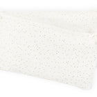 Zwei rechteckige KraftKids Bettumrandung Nestchen in weiß mit goldenen Punkten und seitlichen Bindebändern, hergestellt aus 100% Baumwolle Musselin, überlappend gestapelt auf weißem Untergrund.