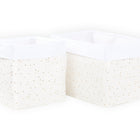 Zwei rechteckige KraftKids Körbchen Musselin goldene Punkte auf Weiß mit weißen gefalteten Rändern sind auf weißem Hintergrund abgebildet, ideal zur Aufbewahrung auf dem Wickeltisch.