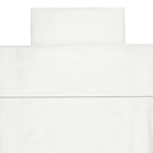 Ein ordentlich arrangiertes KraftKids Bettwäscheset Leinen leicht grünes Weiß, einschließlich Kissen und Bettbezug, von oben betrachtet auf einem unifarbenen Hintergrund. Beide sehen knackig und sauber aus mit dezenten Nähten - ideal für erholsamen Schlaf.