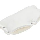 Der KraftKids Kinderwagenmuff Leinen leicht grünes Weiß ist ein rechteckiger, handgenähter, weißer Leinen-Kinderwagenmuff mit Druckknöpfen an den Ecken, leicht gewölbt und gepolstert, abgebildet auf einem schlichten weißen Hintergrund.