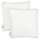 Zwei Kissenbezüge Leinen leicht grünes Weiß von KraftKids, weiß mit dezentem grauen Rand und kleinen beigen Stoffanhängern unten links, sind auf einem schlichten weißen Hintergrund gestapelt - ideal für jede Bettwäschekollektion.