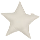 Das KraftKids Sternkissen Leinen leicht grünes Weiß ist ein weiches, leicht grünlich-weißes Sternkissen mit einem Stoffanhänger - ideal, um jedem gemütlichen Kinderzimmer Komfort und Stil zu verleihen.