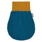 Der KraftKids Strampelsack Herbst Winter Musselin hat ein senfgelbes Band und einen blaugrünen Körper mit goldenen Tupfen auf weißem Hintergrund.