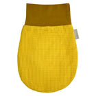 Ein gelber und brauner Fäustling, der perfekt mit dem KraftKids Strampelsack Frühling Sommer Waffel Piqué Senf für Ihre Kleinen kombiniert werden kann.