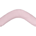 Das KraftKids qualitäts Stillkissen Streifen rosa ist ein V-förmiges ergonomisches Stillkissen mit einem Bezug aus dünnen rosa und weißen Querstreifen, die auf einem einfarbig weißen Hintergrund abgebildet sind.