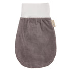 Ein grauer, gerippter, ovaler Fäustling mit weißem Bündchen und beigem Schild - ideal zur Kombination mit dem KraftKids Strampelsack Herbst Winter Cord Breitcord Grau an kühlen Herbst- und Wintertagen.