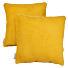 Zwei KraftKids Kissenbezüge Cord Breitcord Gelb Senf sind mit leichter Überlappung auf einem weißen Hintergrund gestapelt. Jeder quadratische senfgelbe Bezug hat ein kleines weißes Stoffschildchen, das an einer Kante befestigt ist.
