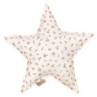 Das KraftKids Sternkissen Musselin Zweige braun besticht durch hellbeigen Hintergrund und zartes braunes Blattmuster - ideal fürs gemütliche Kinderzimmer. Ein kleines Stoffetikett befindet sich seitlich am Kissen.