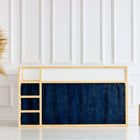 Ein modernes Zimmer mit weiß getäfelten Wänden, einem niedrigen Holzhochbett mit KraftKids Hochbettvorhänge Set 2+1 Musselin dunkelblau für Kura Bett, einer großen geflochtenen Vase mit Pampasgras und zwei kleinen Holzhockern auf einem hellen Holzboden.